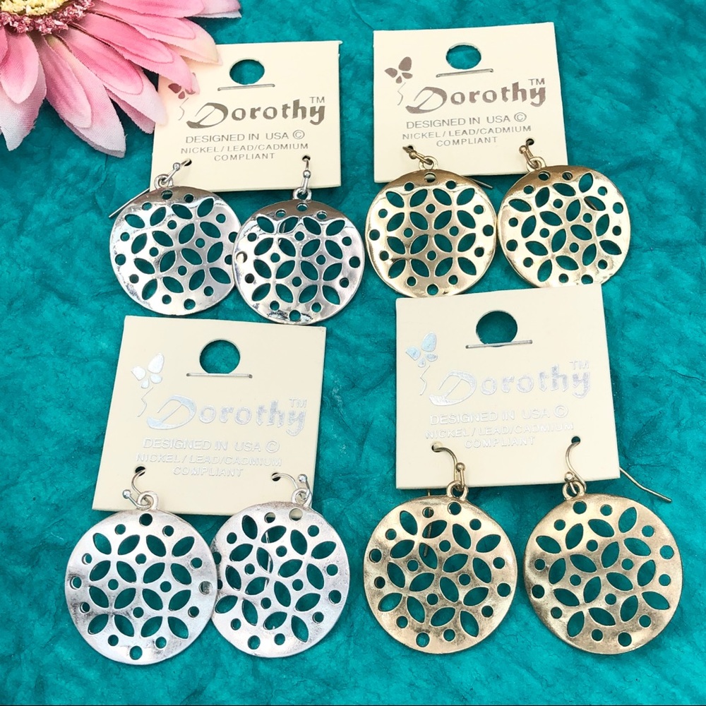 🍀 Round Filigree Cut Out Leaf Earrings